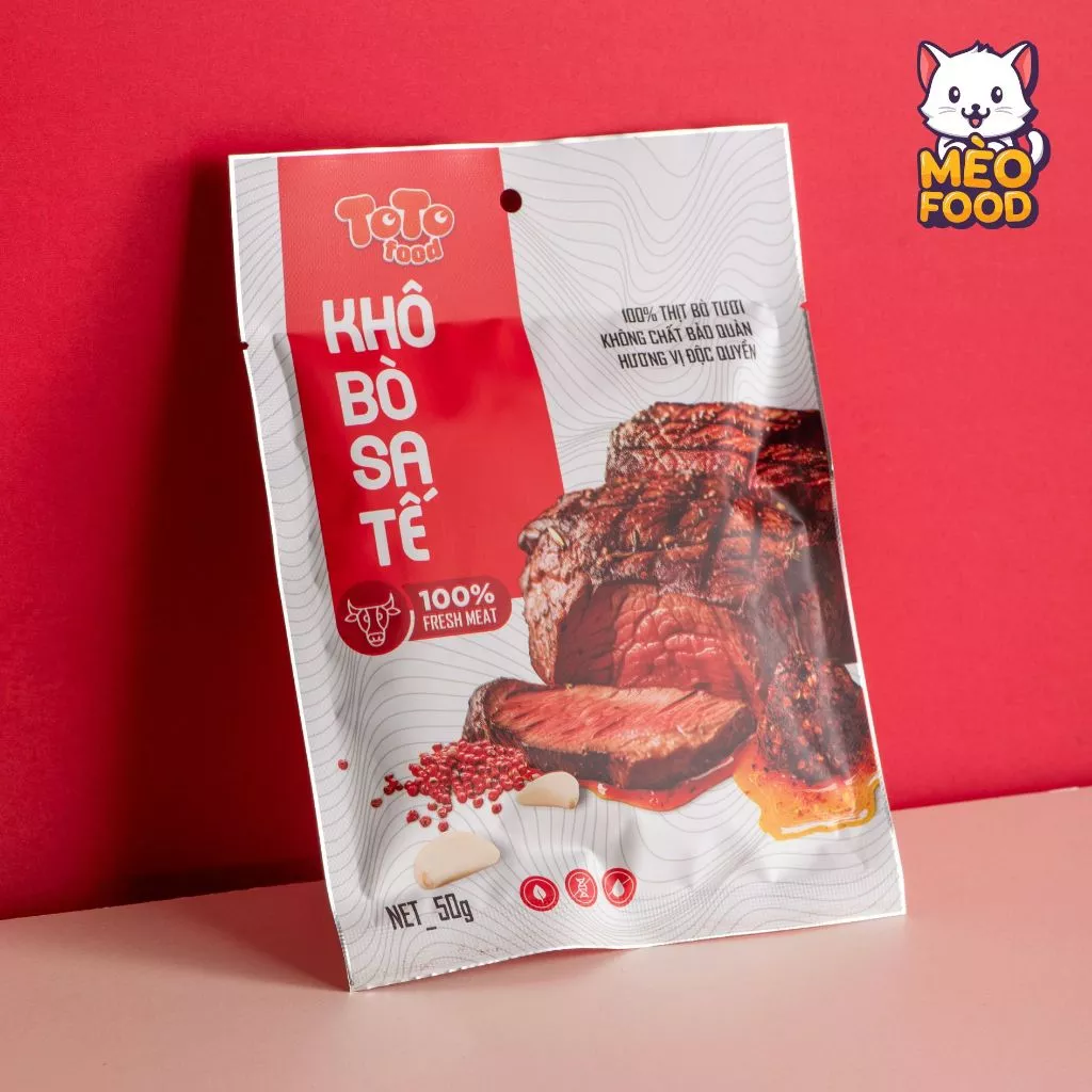 アイスミルクティー2杯キッチンの丸い木製トレイにプラスチックの蓋が乗った画像